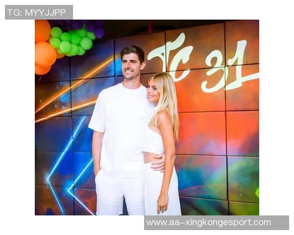 妻子社交媒体分享与库尔图瓦游戏夜照片展现休闲时光的乐趣