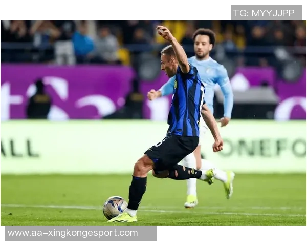 国米战胜热那亚首次独占意甲榜首位置展现强劲实力