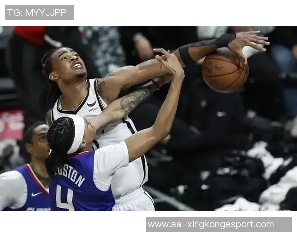 克拉克斯顿虽砍下16分12板8助却难阻球队失利无力回天的悲壮表现 克拉克斯顿虽砍下16分12板8助却难阻球队失利无力回天的悲壮表现